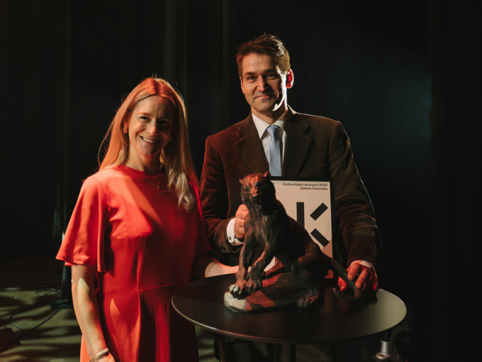 Sigmund Løvåsen, rådsleiar, delte ut statuett og diplom til generalsekretær Nathalie Sturim i Dissimilis. Foto: Haugen Media – Emma Lisa Haugen og Åsmund Groven